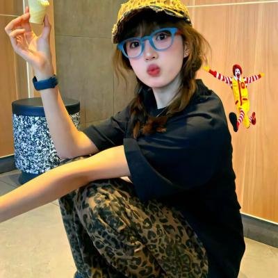 拿针的女孩